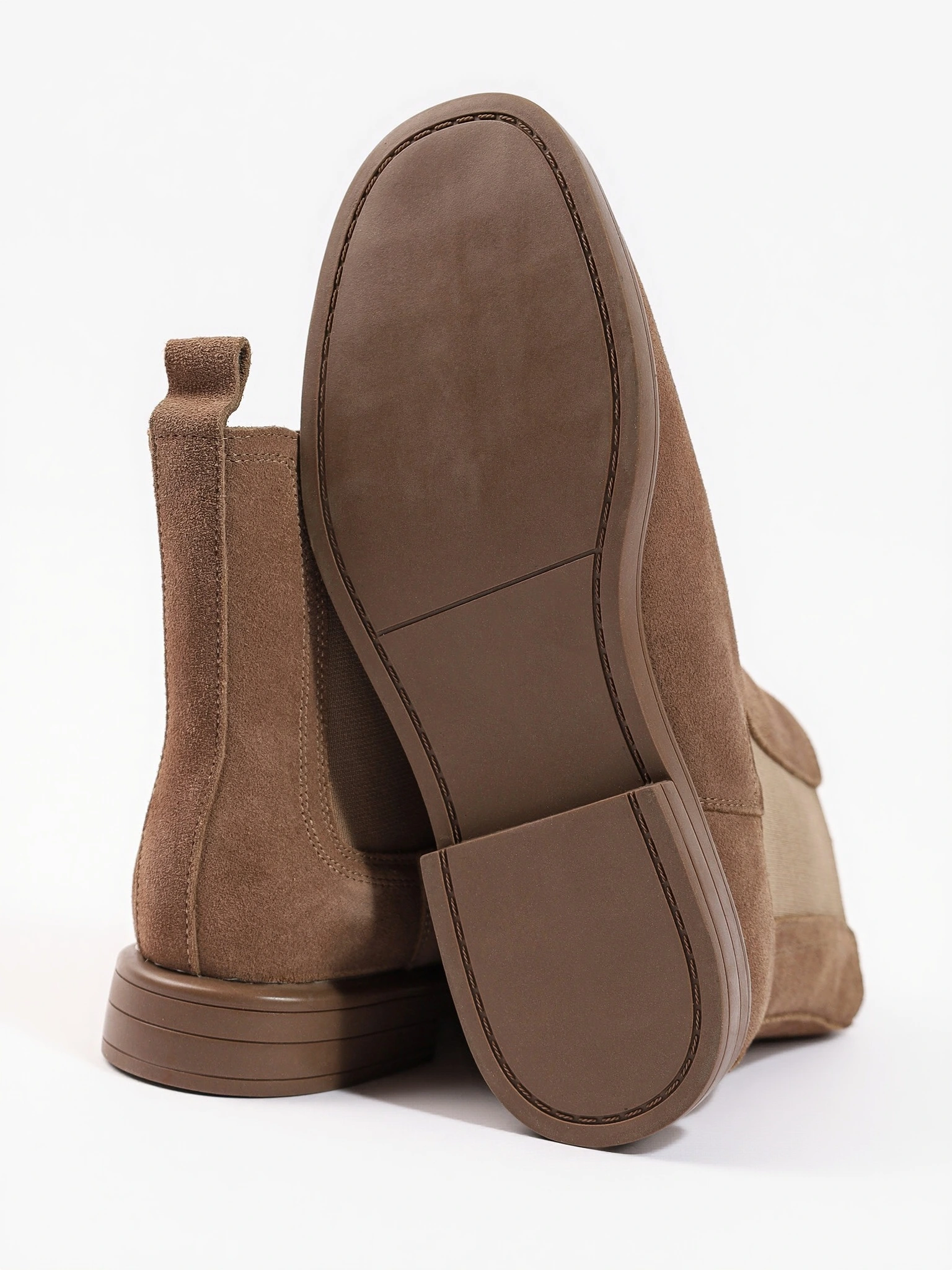 Ботинки-челси бежевого цвета на низком каблуке